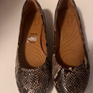 Clarks Women's Snakeskin Pattern Flats - Black and Brown